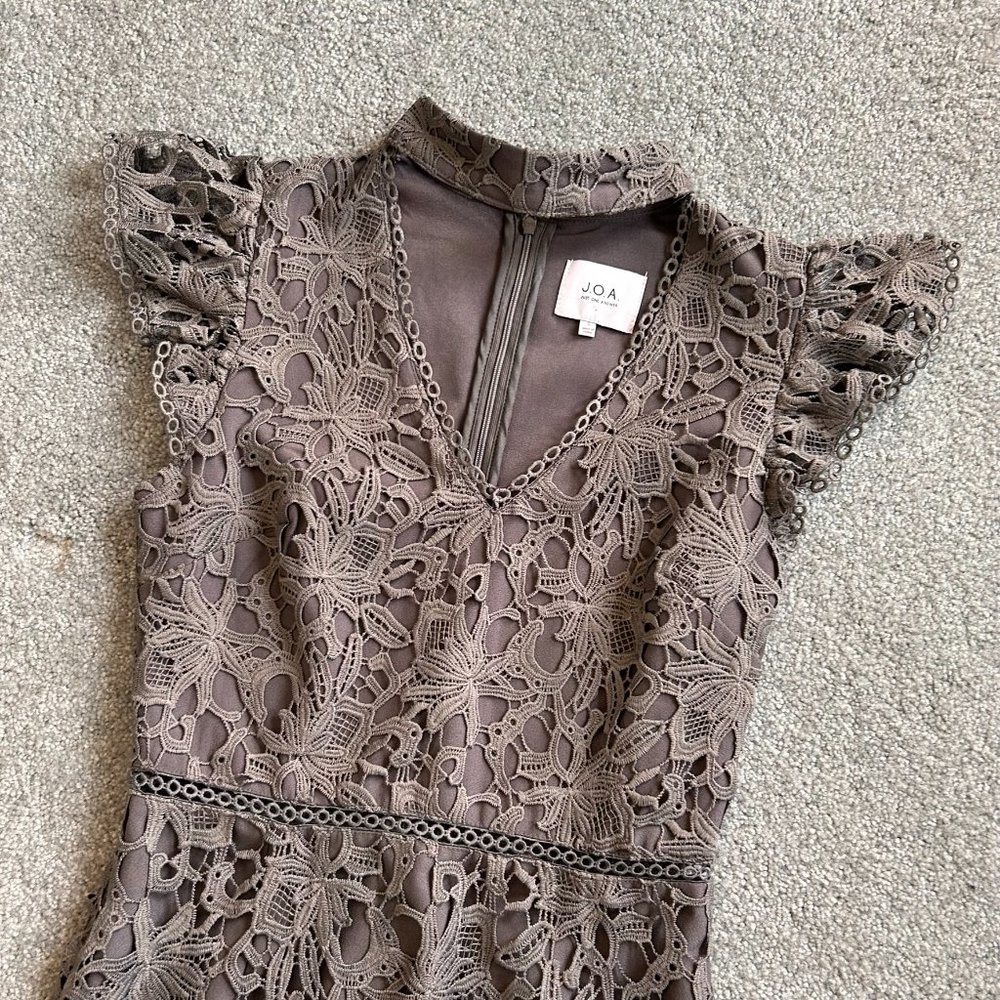 - J.O.A. Keyhole Lace Tiered Dress in Gray with Ruffled Sleeves SMALL - W562 - Picture 13 of 15